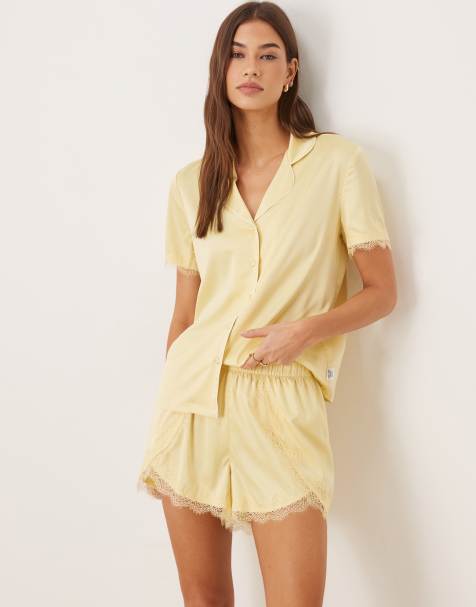 Chelsea Peers – Bridesmaids – Kurzes Nachtwäsche-Set aus Satin in Gelb mit Knopfleiste, Spitzenbesatz an den Säumen und Tulpensaum - view 1