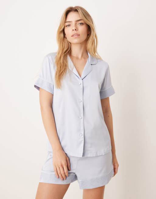 Chelsea Peers – Brudtärnor – Blått set i satin med kortärmad topp med platt krage och shorts  