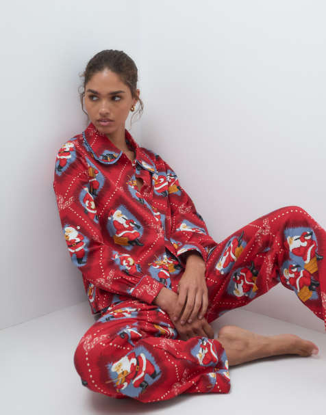 Chelsea Peers Christmas blødt bomulds-pyjamassæt med oversized krave og knaplukning i rødt Santa-print med musik - view 1