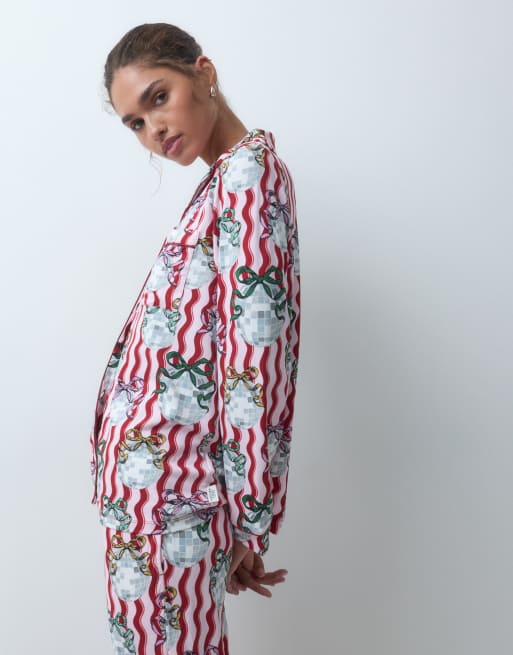Chelsea Peers Christmas pyjamaset met knoopsluiting in roze squiggle discobalprint, 3 van 4
