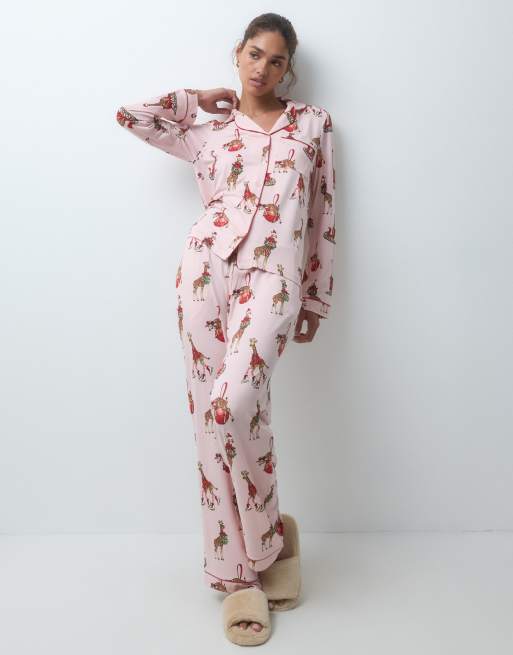 Chelsea Peers Christmas super soft button up pyjama set in pink holiday giraffe, 2 of 4