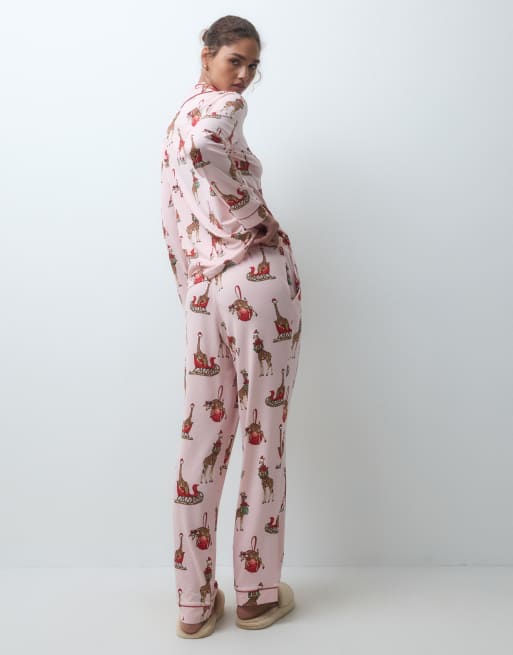 Chelsea Peers Christmas super soft button up pyjama set in pink holiday giraffe, 4 of 4