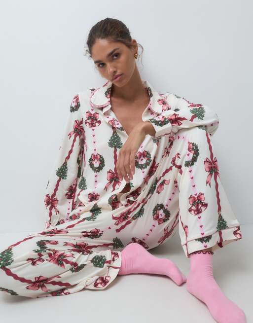 Chelsea Peers Christmas super soft oversized collar button up pyjama set in pink festive wreath stripe, 4 of 4