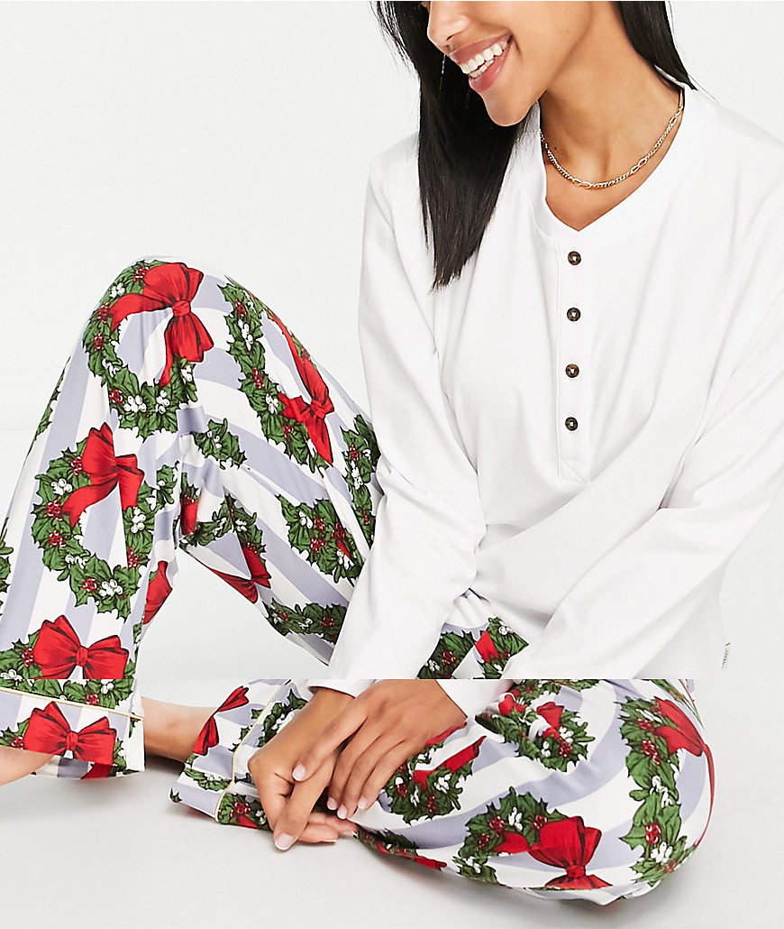 Chelsea Peers Christmas Wreath Long Pajamas With Henly Top In Blue And White-navy