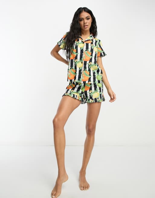 Chelsea Peers - Completo con pantaloncini in cotone con bottoni, orlo con volant e stampa a righe con frutti