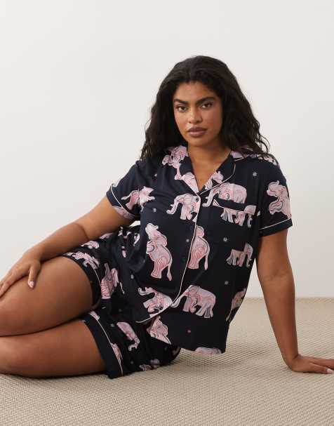 Chelsea Peers - Conjunto azul marino de pantalones cortos y top con estampado de elefantes efecto acuarela y cuello de solapas - view 1