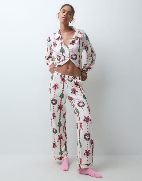 Chelsea Peers conjunto de pijama abotonado extragrande con cuello, súper suave, de Christmas, en rosa con rayas de coronas festivas - view 1