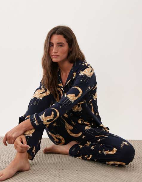 Chelsea Peers - conjunto de pijama abotonado supersuave con estampado de conejos y lunas en azul marino - view 1