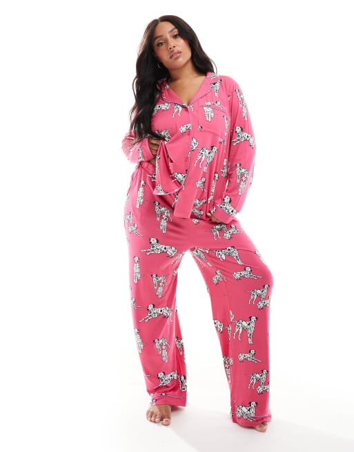 Chelsea Peers Curve – Chockrosa, dalmatinmönstrad pyjamas i jersey med knappförsedd topp och byxor, exklusivt hos ASOS