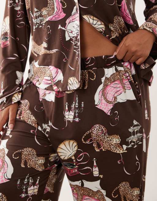 Chelsea Peers Curve - conjunto de pijama abotonado con estampado de leopardo neutro, 3 de 4