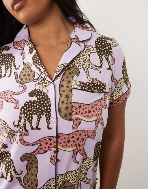Chelsea Peers Curve - Ensemble de pyjama avec top manches courtes à revers et imprimé léopard - Lilas , 2 de 4