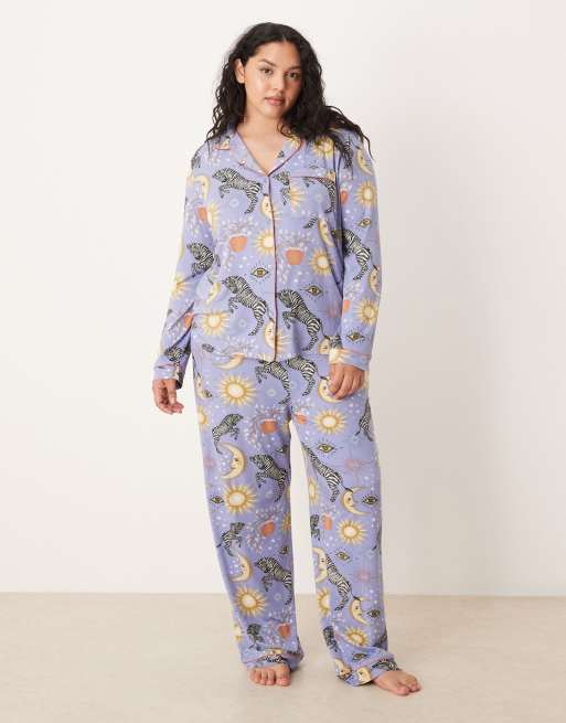 Chelsea Peers - Curve - Exclusives - Set van overhemd met lange mouwen en broek in lila hemelse print