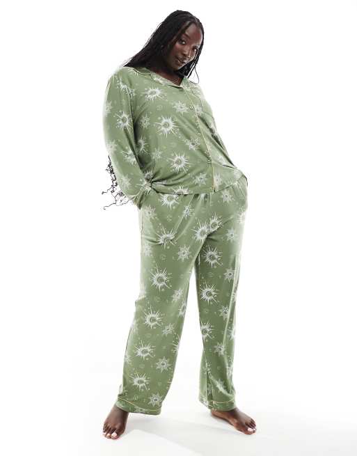 Chelsea Peers Curve - Grønt pyjamassæt med bukser og langærmet top med revers i polyester med kosmisk print og guldfarvede detaljer