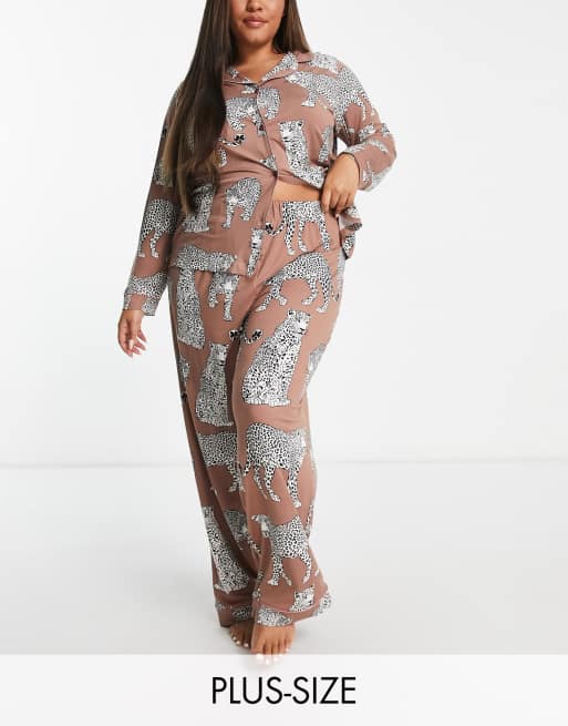 Chelsea Peers Curve – Jersey-Schlafanzug aus geknöpftem Oberteil und Hose in Braun mit Leoparden-Printmuster 