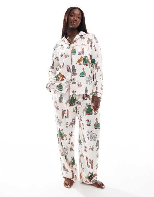 Chelsea Peers Curve - Jul - Cremefarvet pyjamassæt med langærmet top og bukser i satin med cirkusprint