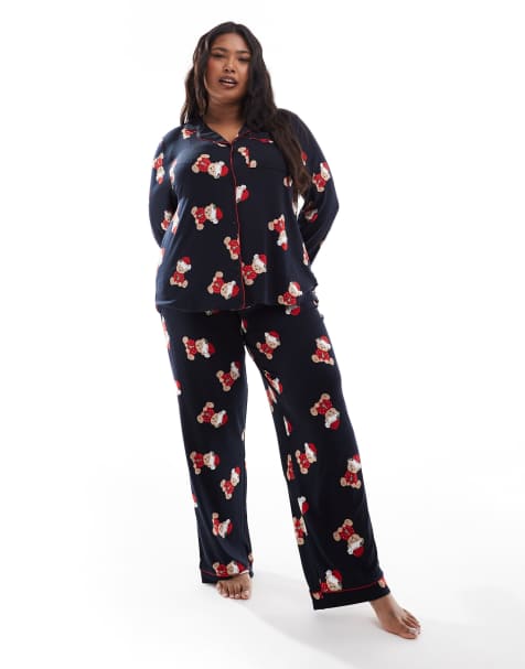 Chelsea Peers Curve - Jul - Marineblåt pyjamassæt med langærmet skjorte med reverskrave og bukser med bamse-juleprint - Kun hos ASOS - view 1