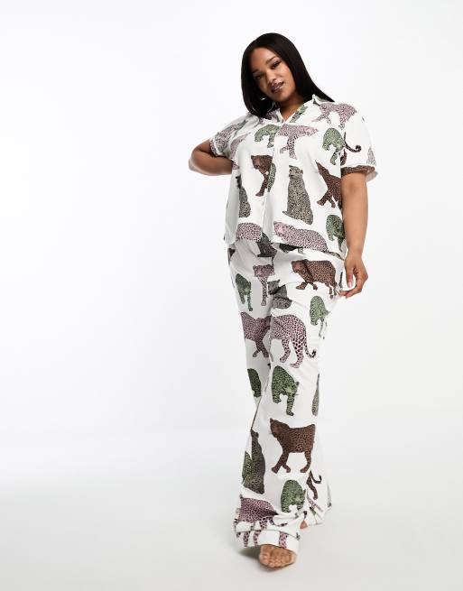 Chelsea Peers Curve - Katoenen pyjamaset met top met knopen en korte mouwen en broek in gebroken wit met luipaardprint in dezelfde kleurschakering