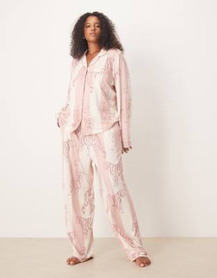 Chelsea Peers Curve - Langärmliges Pyjama-Set aus Polyester mit Leoparden-Streifenmuster und Reverskragen-Rosa