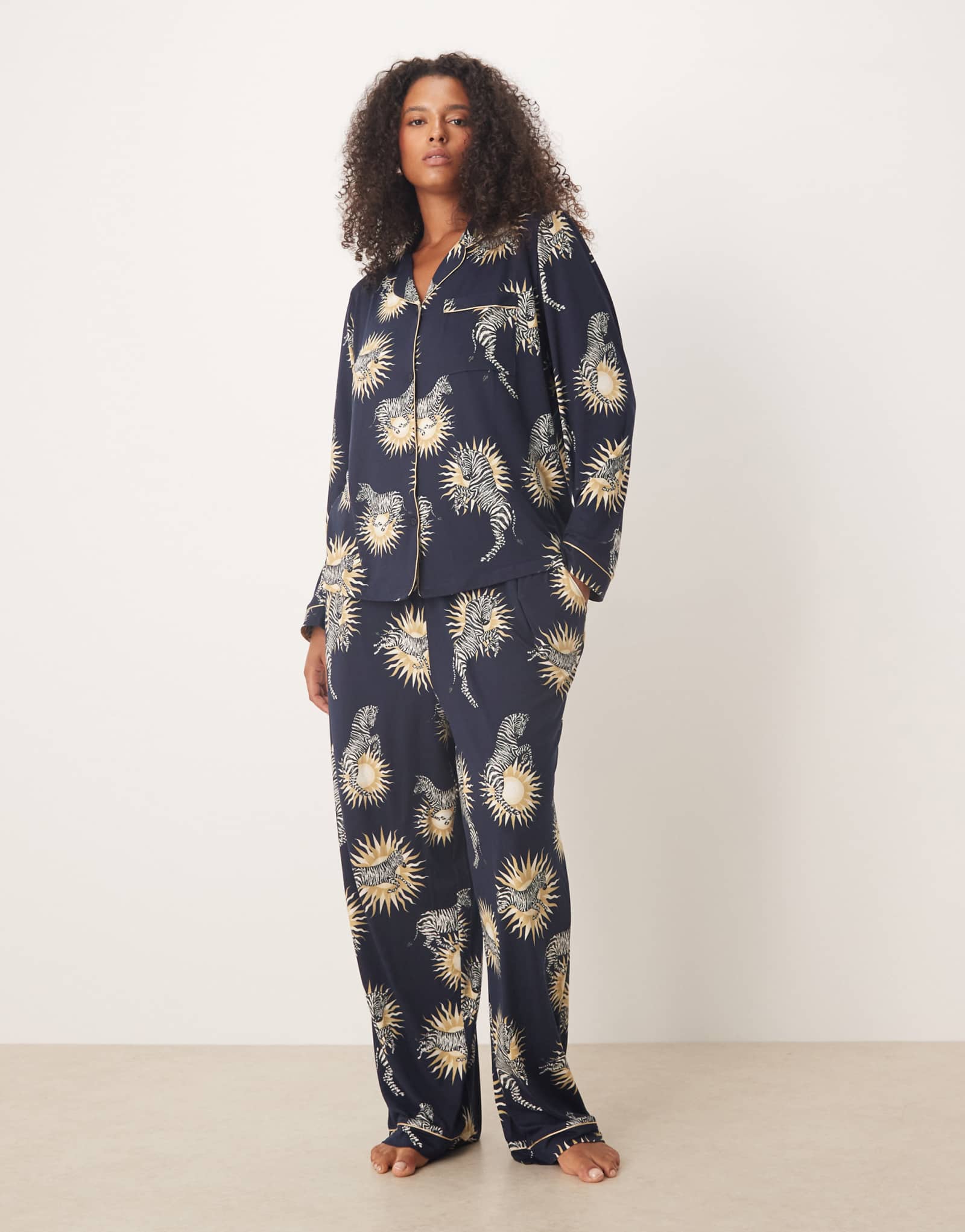 Пижамный комплект Chelsea Peers Curve poly с длинными рукавами и отложным воротником, выполненный в стиле солнца и зебры