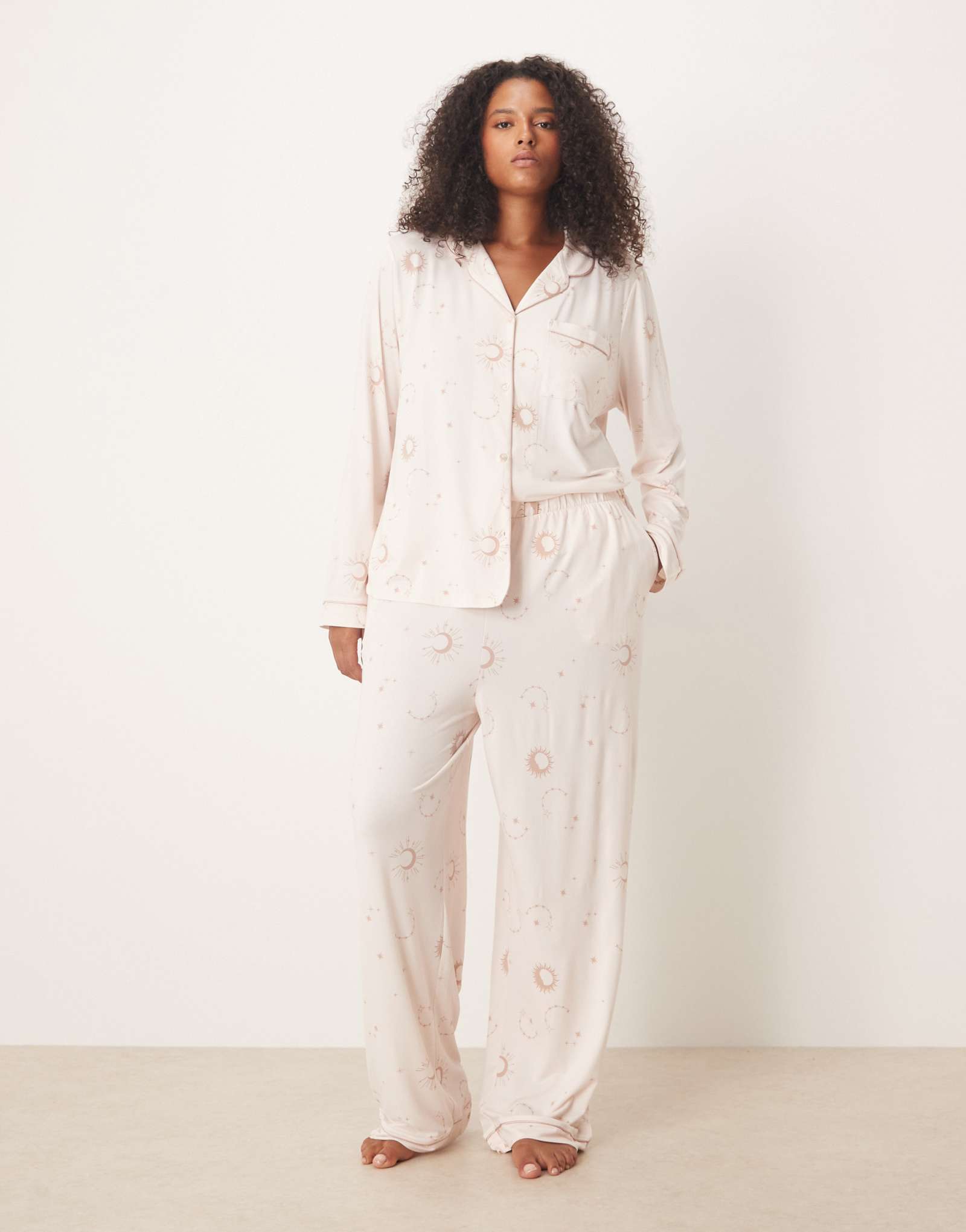 Пижамный комплект Chelsea Peers Curve из поли с длинными рукавами и отложным воротником с небесным принтом в тон