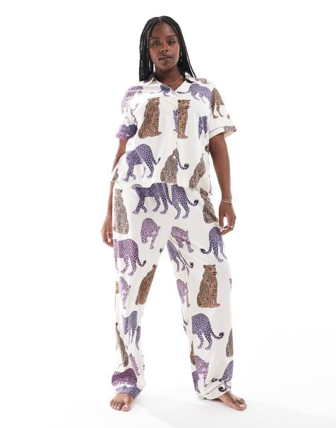 Chelsea Peers Curve - Råhvidt pyjamassæt i bomuld med bukser og kortærmet top med knapper og tonet leopardprint - Kun hos ASOS - view 1