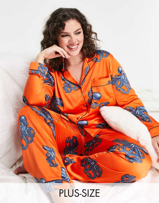 Chelsea Peers - Curve - Satijnen pyjamaset van top met reverskraag en broek in oranje met octopusprint