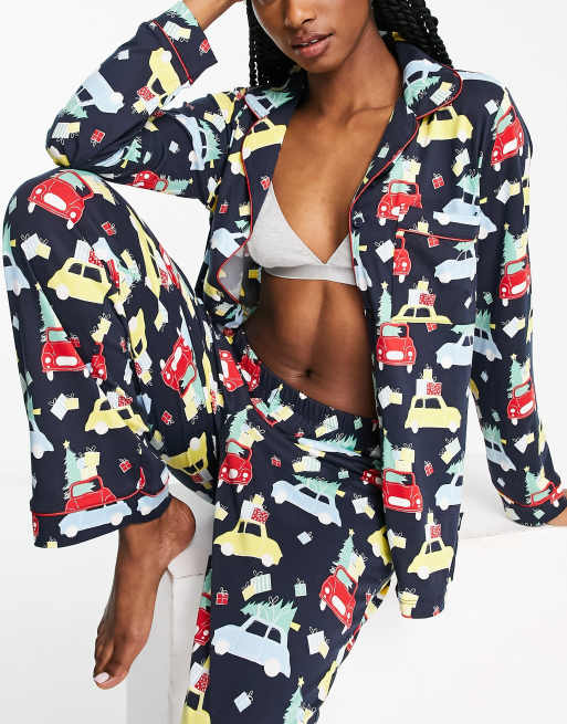 Chelsea Peers – Durchgeknöpfter Pyjama in Marineblau mit weihnachtlichem Auto-Design 
