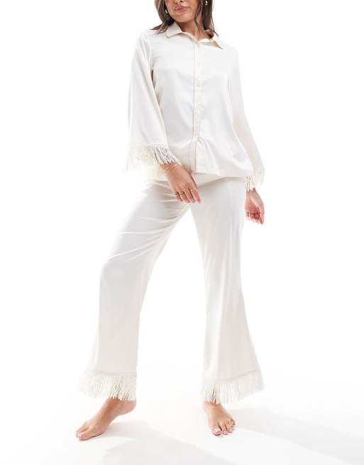 Chelsea Peers - Ensemble de mariée satiné à franges avec chemise à manches courtes et revers et pantalon - Ivoire