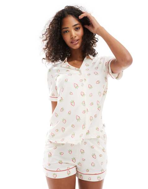 Chelsea Peers - Ensemble de pyjama en polyester imprimé fraises et petites fleurs avec manches courtes et revers - view 1