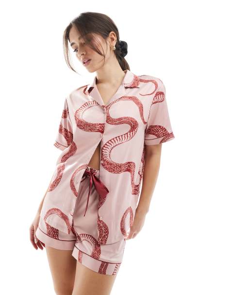 Chelsea Peers - Ensemble top manches courtes avec col à revers et short en satin à imprimé serpent - view 1