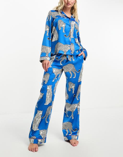 Chelsea Peers - Exclusieve premium pyjamaset van satijn met luipaardprint, met top met reverskraag en broek in kobaltblauw
