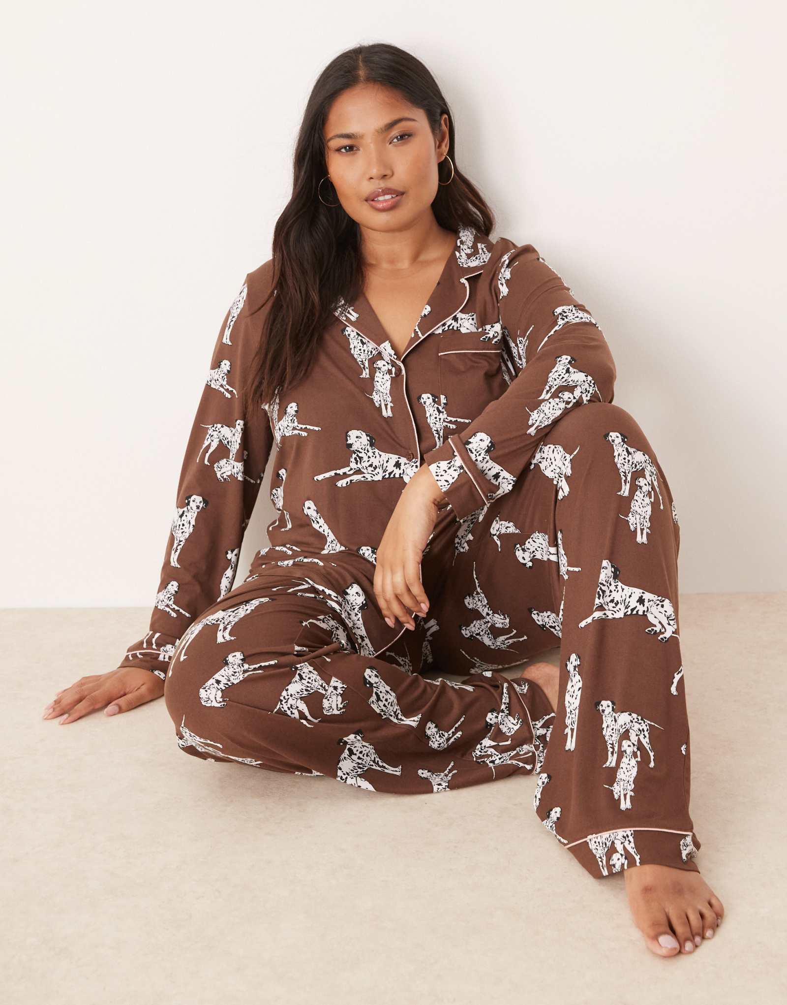 Эксклюзивный пижамный комплект Chelsea Peers Curve Dalmation с длинным рукавом и отложным воротником и брюками шоколадно-коричневого цвета
