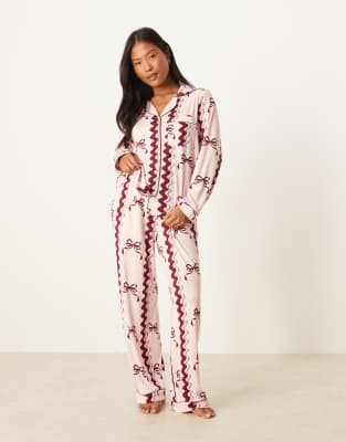 Chelsea Peers Petite Chelsea Peers Exclusive Petite poly long sleeve revere pyjama set in bow print-Pink