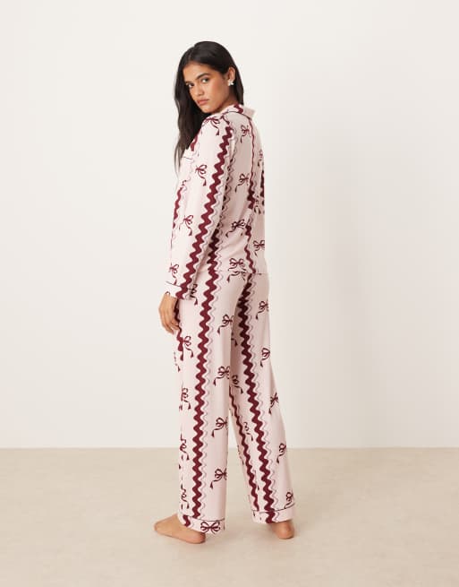 Chelsea Peers Exclusive poly long sleeve revere pyjama set in bow print