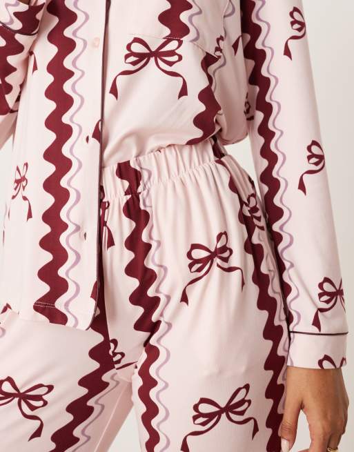 Chelsea Peers Exclusive poly long sleeve revere pyjama set in bow print