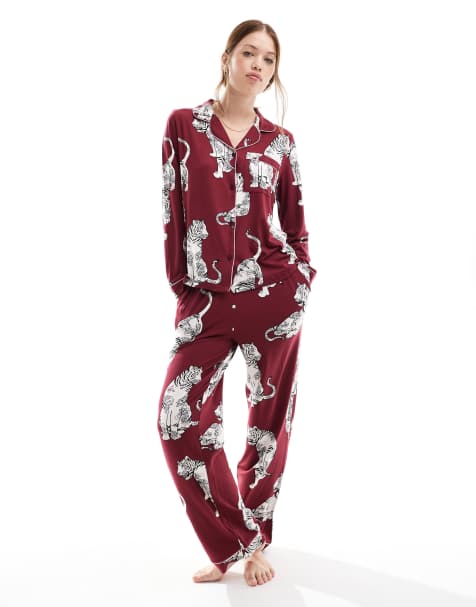 Chelsea Peers - Exclusive - Polyester pyjamaset met lange mouwen en broek in pruimenpaars met lotus- en tijgerprint - view 1
