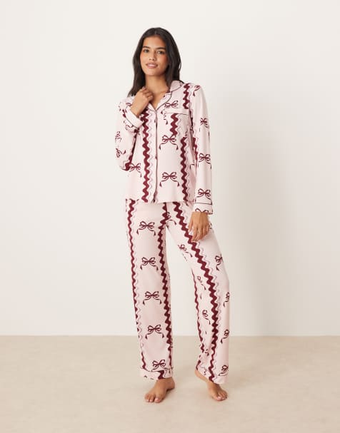 Chelsea Peers - Exclusive - Pyjamaset van polyester met lange mouwen en reverskraag in strikprint - view 1