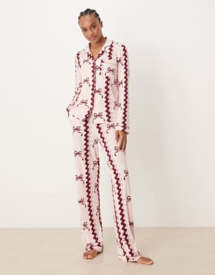 Chelsea Peers Tall Chelsea Peers Exclusive Tall poly long sleeve revere pyjama set in bow print-Pink