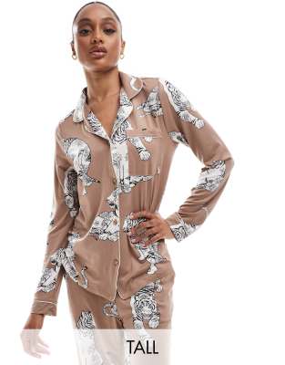 Chelsea Peers Exclusive Tall poly tiger print button long sleeve top and trouser pyjama set in chocolate brown φωτογραφία