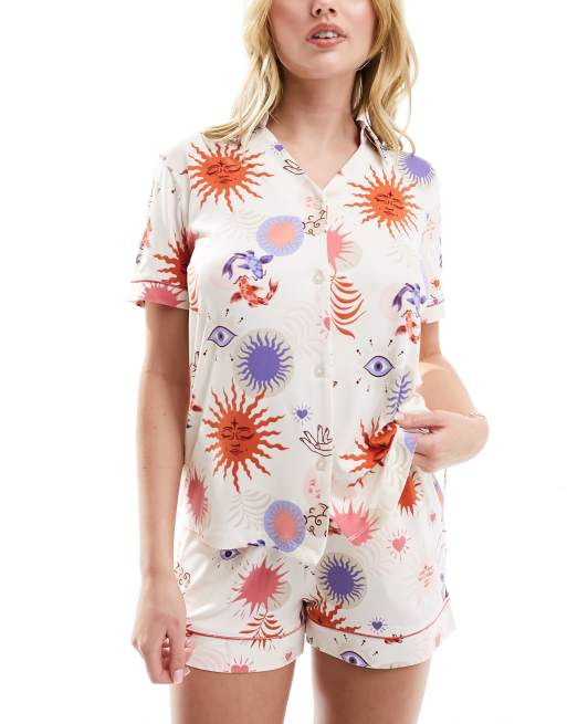 Chelsea Peers - Exclusives - Set van poly-jersey met korte mouwen en reverskraag en shorts met zonneprint