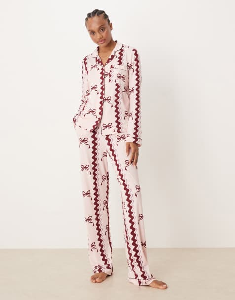 Chelsea Peers Exklusiv Tall – Pyjama aus langärmligem Oberteil mit Reverskragen und Hose aus Polyester mit Schleifenmuster - view 1