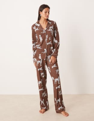 Chelsea Peers - Exklusiver, langärmliger Pyjama in Schokobraun mit Dalmatinermuster, Reverskragen und Hose