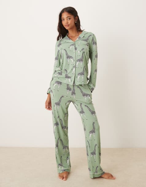 Chelsea Peers – Exklusiver Pyjama in Salbeigrün mit Giraffen-Print bestehend aus langärmligem Oberteil mit Reverskragen und Hose - view 1