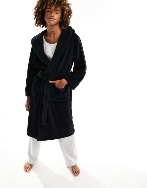 Chelsea Peers – Flauschiger Bademantel in Schwarz, 2 von 4
