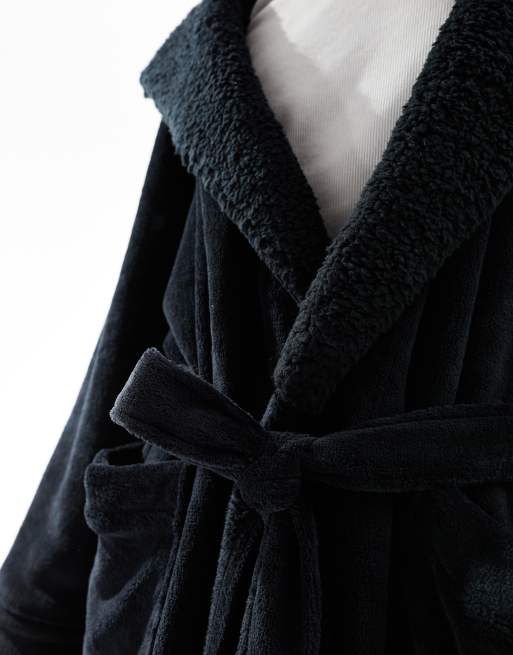 Chelsea Peers – Flauschiger Bademantel in Schwarz, 4 von 4