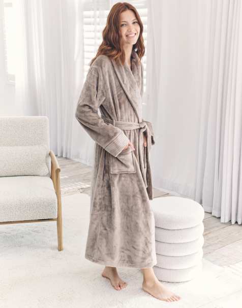 Chelsea Peers Fleece long dressing gown - beige in brown - view 1
