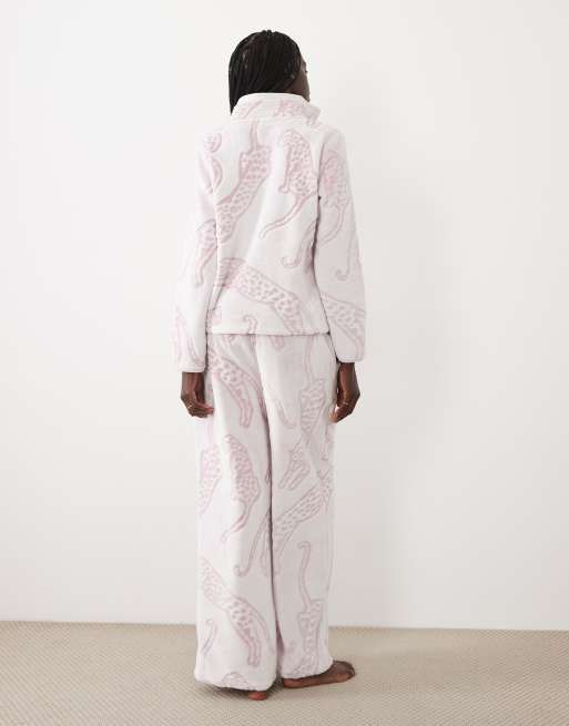 Chelsea Peers fleece lounge set in pink leopards print, 4 of 4