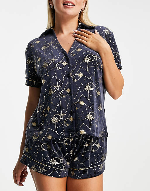 Chelsea Peers - Fluwelen pyjamaset met top met reverskraag en shorts met goudfolieprint in marineblauw