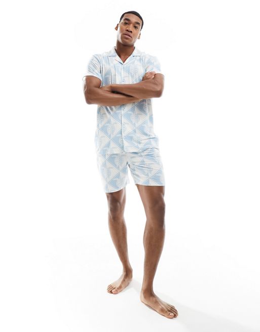 Chelsea Peers – Geometriskt mönstrat pyjamasset i polyester med shorts och kortärmad skjorta med platt krage