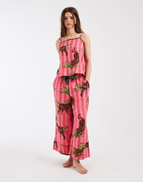 Chelsea Peers – Gestreiftes Nachtwäsche-Set in leuchtendem Rosa mit Tiger-Laubwerk-Prints, aus Camisole und Hose in Capri-Länge - view 1